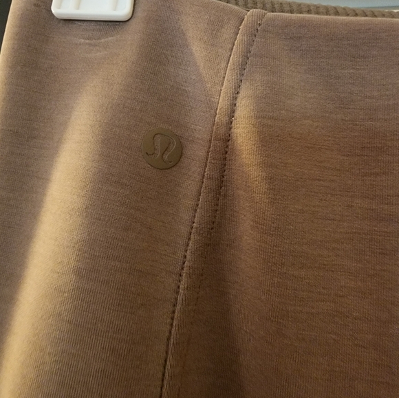 LuluLemon Softstreme High-Rise Midi Skirt in color Taupetastic Size 6 - Picture 7 of 8